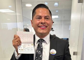 Magistrade Jesús Ociel Baena recibe el primer pasaporte no binario
