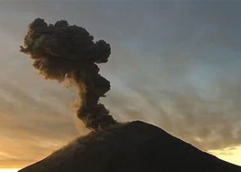 Regresan a clases virtuales en 40 municipios de Puebla por caída de ceniza