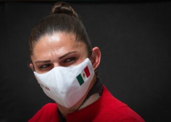 "Si tienen conflicto con sus calzones, quítenselos", Ana Guevara contra atletas acuáticas