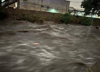 Reportan desbordamiento de Río Hondo en Naucalpan