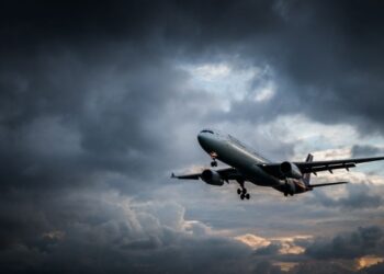 Por fuertes lluvias, AICM suspendió temporalmente actividades