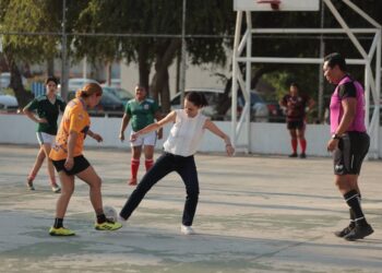 Sheinbaum, hay que darse tiempo para todo; se echa una cascarita con mujeres