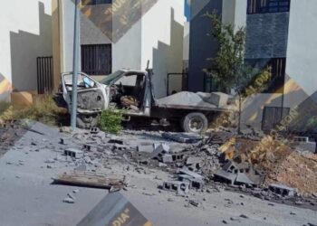 Camioneta cargada de Block y arena, se impacta contra dos casas y un auto