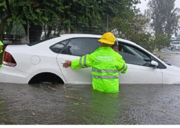 Fuerte lluvia en Guadalajara genera inundaciones; transporte público se vio afectado