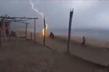Mujer y comerciante son fulminados por rayo en playa de Michoacán