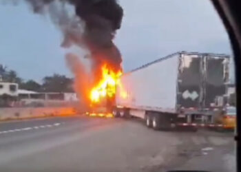 Narcobloqueos en Colima, incendian tres tráileres en la autopista Armería-Tecomán