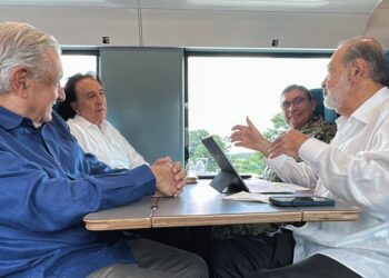 AMLO y Carlos Slim supervisan el Tren Maya en Campeche