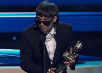 Peso Pluma, artista debut del año; premio Billboard se lo dedica a México