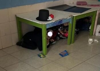Estudiantes se esconden bajo escritorios ante balacera en Santa Ana, Sonora