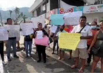Bloquean la costera Miguel Alemán en Acapulco por falta de apoyos para la reconstrucción