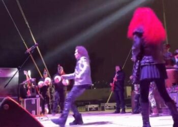 Resbalón de Alex Lora en concierto; cae de espaldas