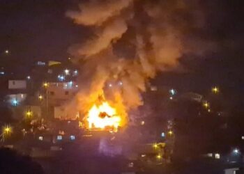 Se incendia casa en Acapulco; fallece una pareja y su hijo de 4 años