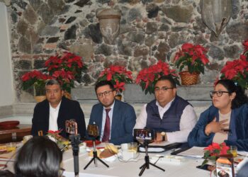 Taxistas autorizados denuncian abuso y corrupción de autoridades del AICM