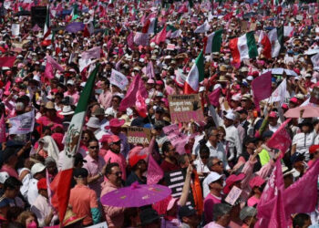 Reporta asistencia de 90 mil personas a Marcha por la Democracia en el Zócalo de la CDMX
