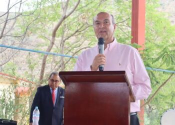 Natividad Castrejón entrega mobiliario a escuelas de educación básica