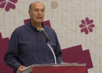 Menchaca reconoce al mejor secretario de Educación, Natividad Castejón