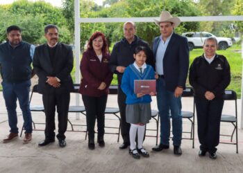 Natividad Castrejón entrega tabletas a estudiantes de secundaria en Tetepango y Tlahuelilpan