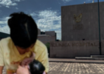 Adolescente da a luz en un baño; IMSS le negó atención.