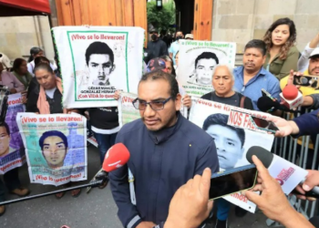 Renuncia Vidulfo Rosales como abogado de Ayotzinapa