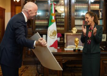 Claudia Sheinbaum recibe la Copa Mundial de Futbol en Palacio Nacional