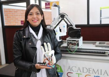 Estudiantes de la UPT desarrollan mano robótica que traduce lenguaje de señas