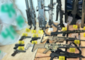 Harfuch confirma decomiso de arsenal y sustancias en inmueble de Culiacán.