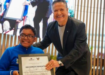 Julio Menchaca entrega el Premio Estatal de la Juventud 2025