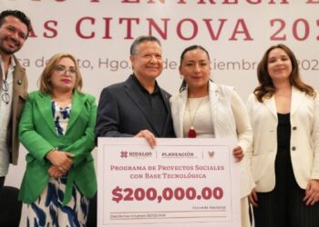 Menchaca Salazar entrega becas Citnova a 158 estudiantes de posgrado