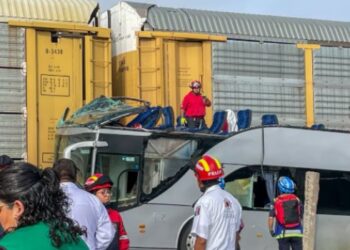 Fatal accidente; chófer intenta ganarle el paso al tren en el Edomex
