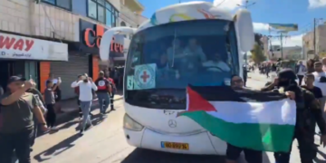 Inicia el intercambio de rehenes entre Israel y Hamás.