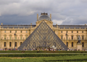Museo de Louvre abre sus puertas luego del robo de joyas.