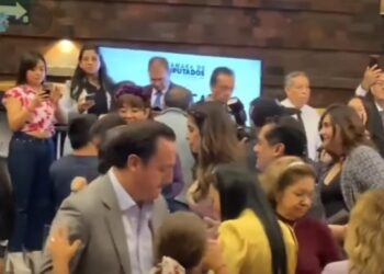 Diputados bailan al son de la Sonora Santanera
