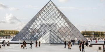Museo de Louvre traslada varias joyas al Banco de Francia