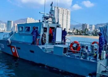 Marina rescata a 28 niños en altamar; Fiscalía indaga si eran víctimas de trata