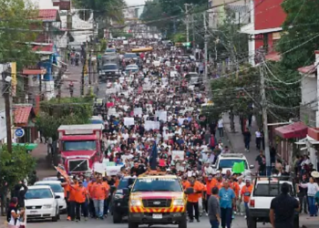 Marchan por la paz en Uruapan por homicidio de Carlos Manzo.