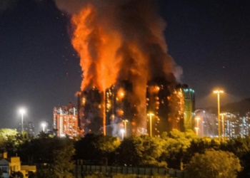 Al menos 13 muertos tras incendio de edificios en Hong Kong.