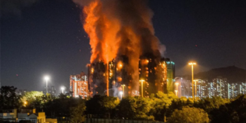 Al menos 13 muertos tras incendio de edificios en Hong Kong.