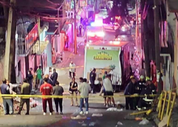 ¡Viral! Camión de Jarritos patina y impacta en una casa (VIDEO).