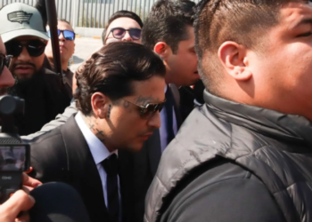 FGR asegura que Christian Nodal no fue exonerado; caso continúa.