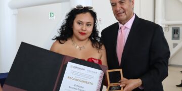 Natividad Castrejón entregó medallas y reconocimientos a docentes en la Práctica Educativa 2025