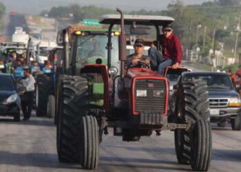 Campesinos retiran bloqueos tras firmar un acuerdo con Monreal