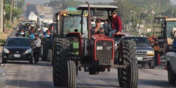 Campesinos retiran bloqueos tras firmar un acuerdo con Monreal