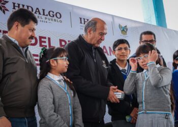 Natividad Castrejón entrega 20 mil lentes a estudiantes de educación básica