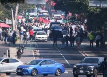 Jueces y magistrados retirados bloquean Insurgentes en CDMX