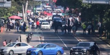 Jueces y magistrados retirados bloquean Insurgentes en CDMX