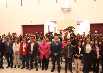 Reconocen a estudiantes de la UPT con becas
