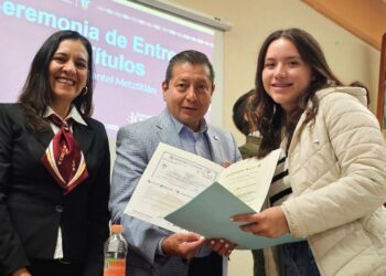 Entregan títulos profesionales en el CECyTE Hidalgo, plantel Metztitlán