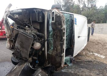 Unidad de transporte público vuelca en Circuito Exterior Mexiquense