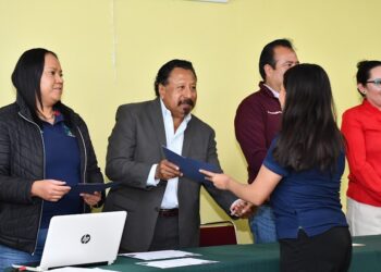 Estudiantes de la UTVM reciben reconocimiento nacional de AMESTUR