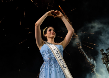 ¡Impresionante! Fátima Bosch desfila ante miles de tabasqueños.